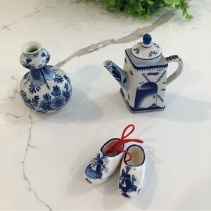 VTG Delft vase 1953, VTG Dutch  windmill clogs, Y2K Vivian Chan mini teapot (3)